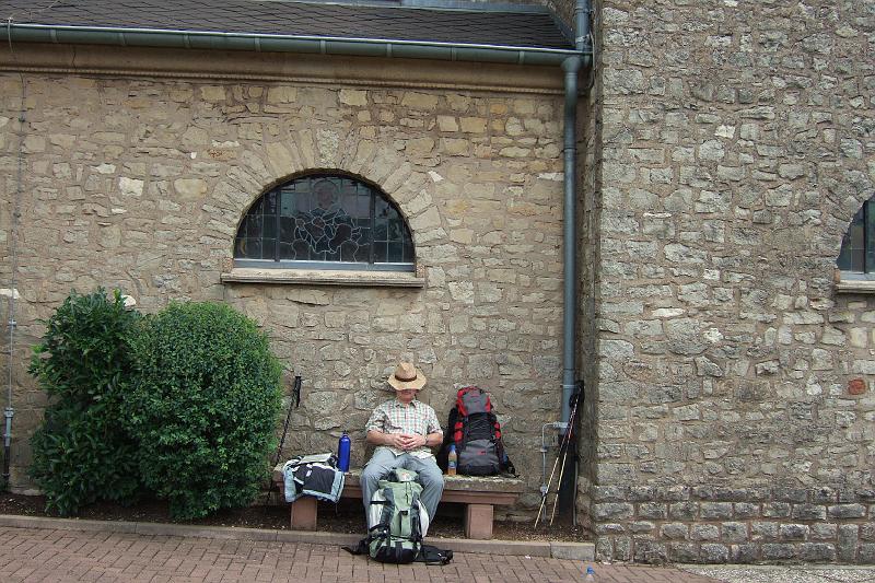 3-3-04 Pause in Borg.JPG - Zeit für die Mittagspause - leider ist die Kirche in Borg geschlossen